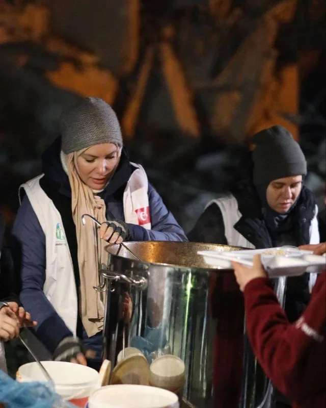 “Arka sokaklar”ın Zeynepi yardım üçün küçələrdə