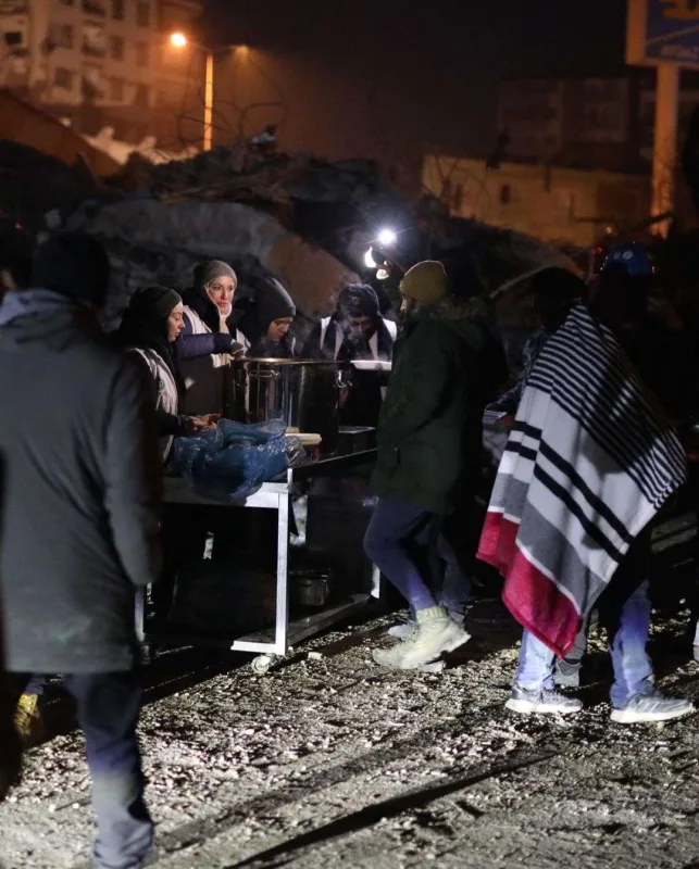 “Arka sokaklar”ın Zeynepi yardım üçün küçələrdə