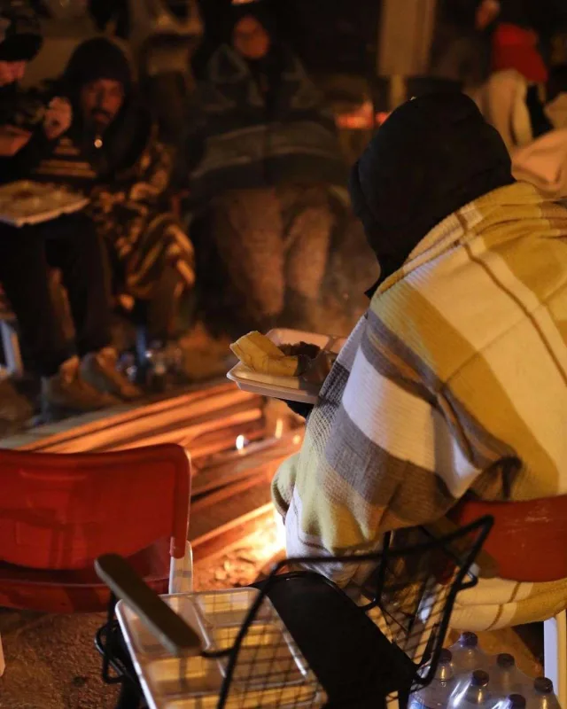 “Arka sokaklar”ın Zeynepi yardım üçün küçələrdə