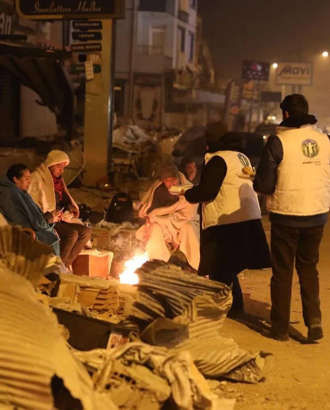 “Arka sokaklar”ın Zeynepi yardım üçün küçələrdə
