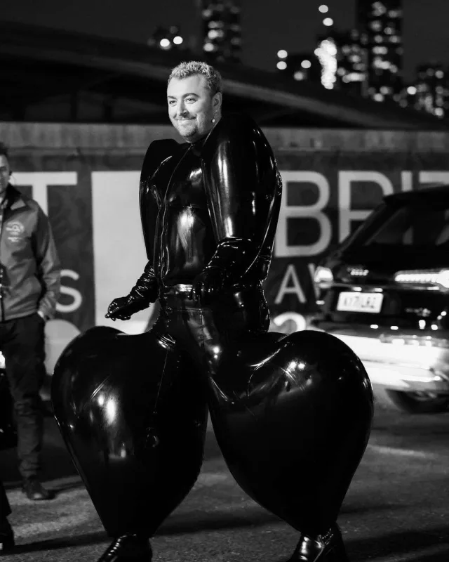 Sem yenə geyimi ilə təəccübləndirdi