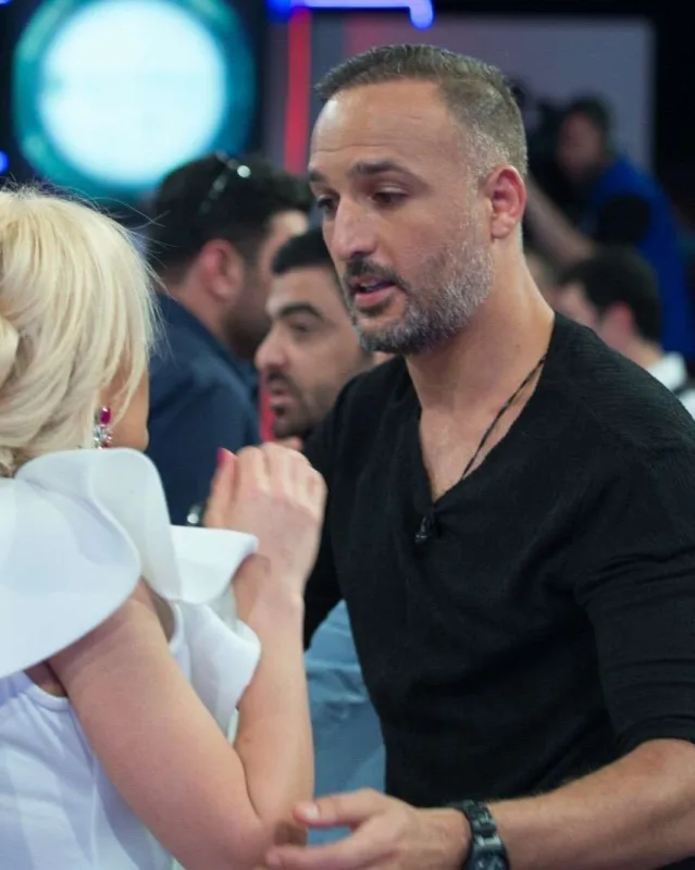 Azər vergi borcuna görə ölkəni tərk edib? - Açıqlama