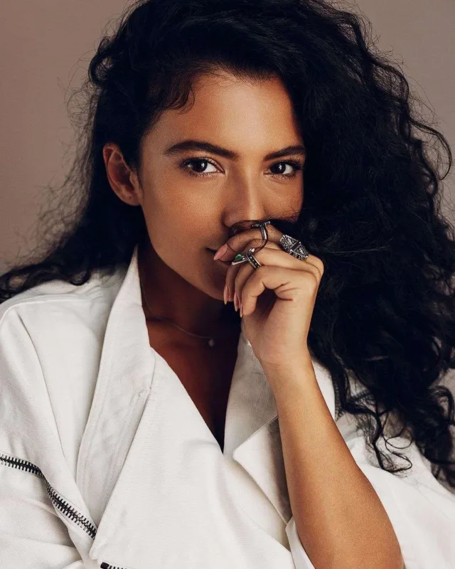 “Dünyamızdan yalnız sevgi səsləri gəlsin”