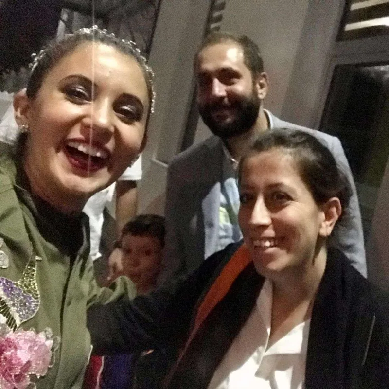 Türk müğənni zəlzələdə 10 doğmasını itirdi