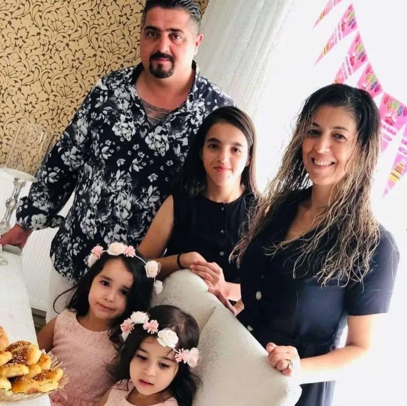 Türk müğənni zəlzələdə 10 doğmasını itirdi