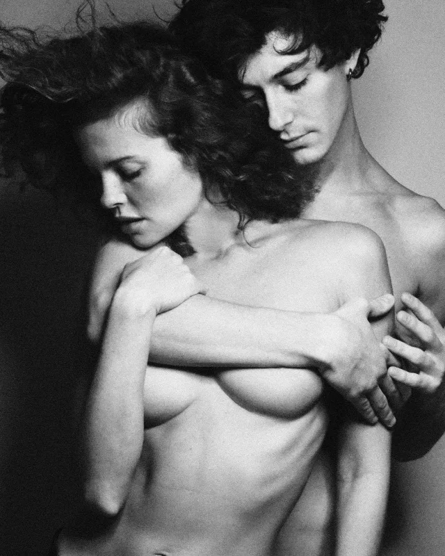 Anardan məşhur modellə yarıçılpaq pozalar