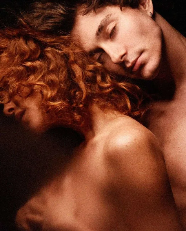 Anardan məşhur modellə yarıçılpaq pozalar