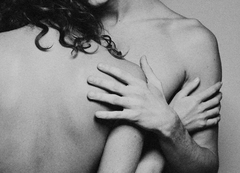 Anardan məşhur modellə yarıçılpaq pozalar