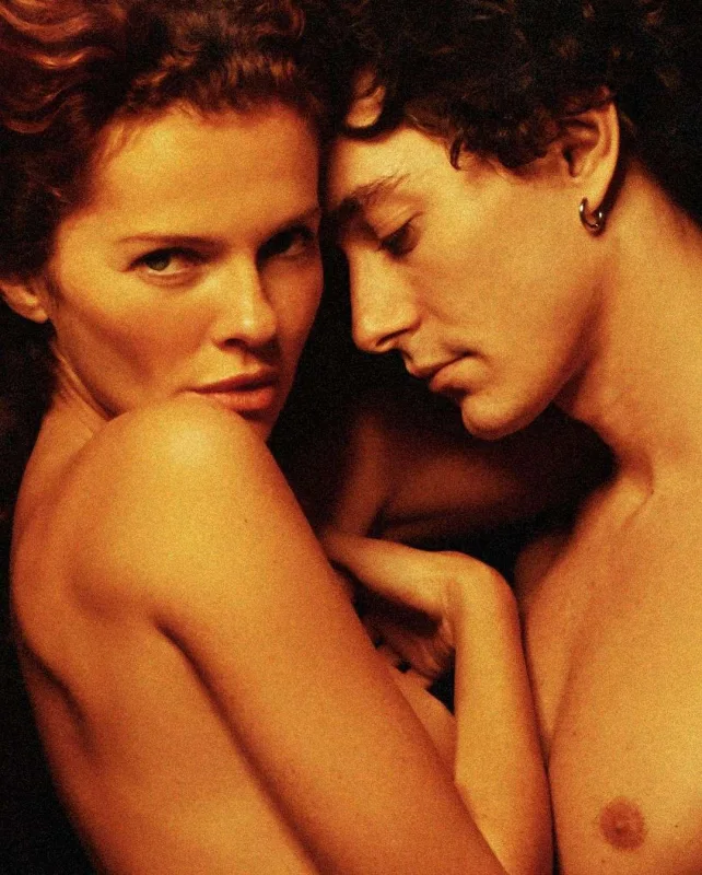 Anardan məşhur modellə yarıçılpaq pozalar