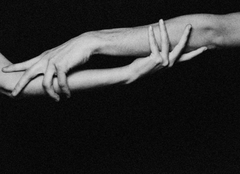 Anardan məşhur modellə yarıçılpaq pozalar