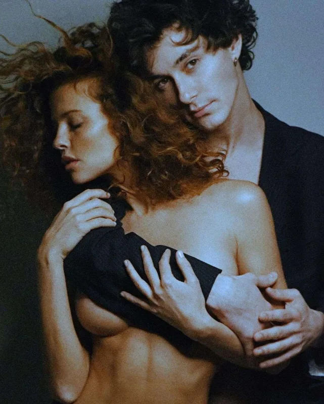 Anardan məşhur modellə yarıçılpaq pozalar