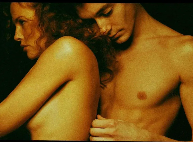 Anardan məşhur modellə yarıçılpaq pozalar