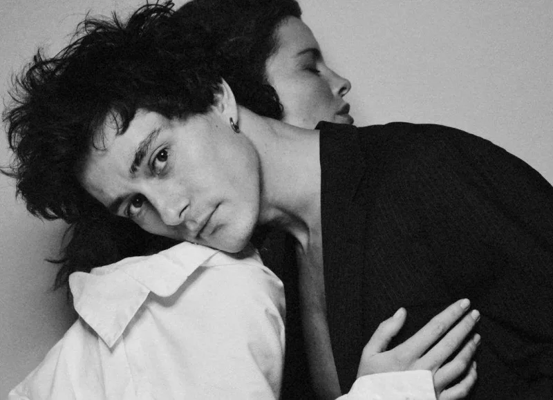 Anardan məşhur modellə yarıçılpaq pozalar