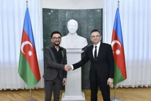 Mədət Quliyev Faiq Ağayevi təltif etdi