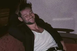 Eldardan tənha Sevgililər Günü paylaşımı