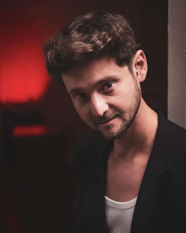 Eldardan tənha Sevgililər Günü paylaşımı