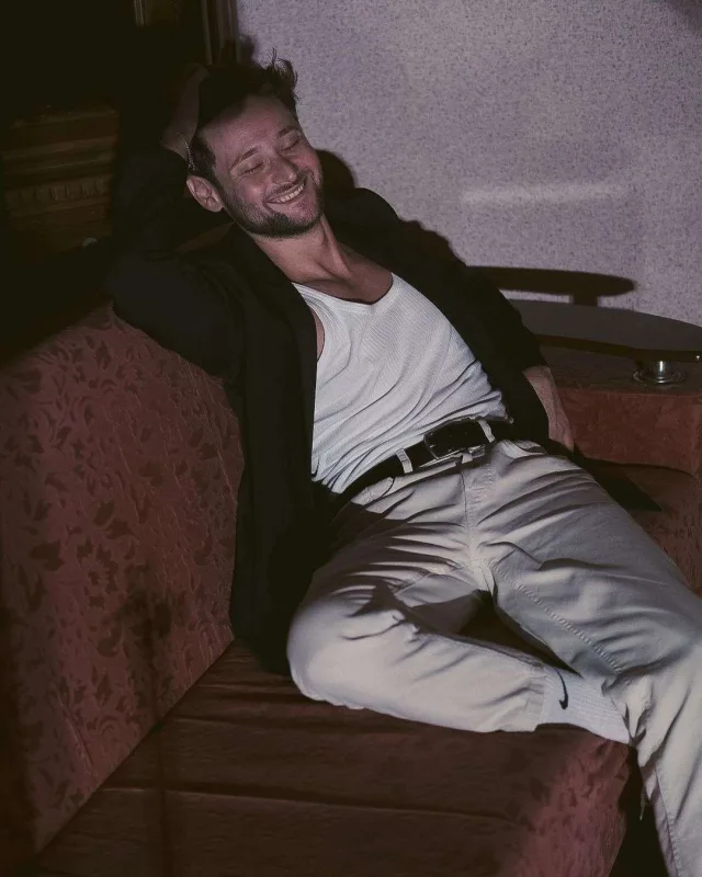 Eldardan tənha Sevgililər Günü paylaşımı