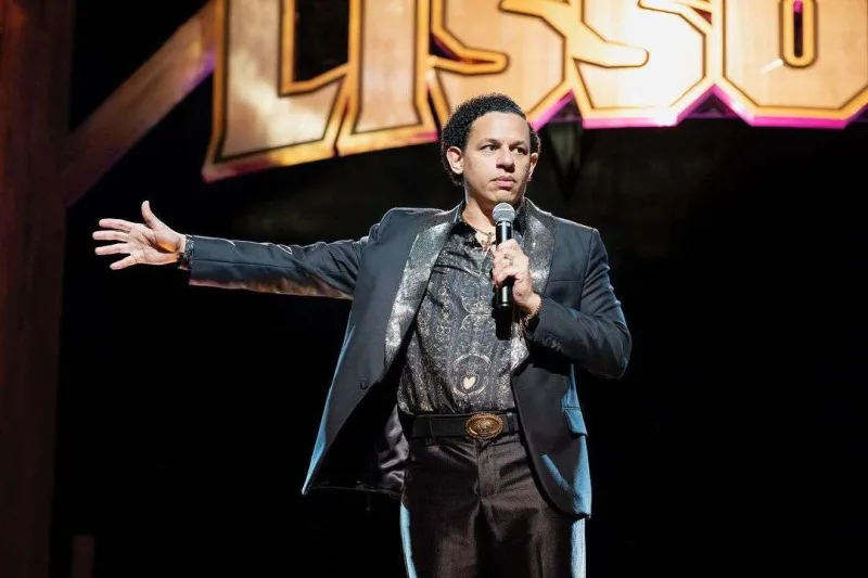 Sevgilisi Emili ilə çılpaq fotosunu yaydı