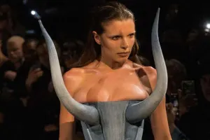 Sinə hissəsi buynuzlu libasla podiuma çıxdı