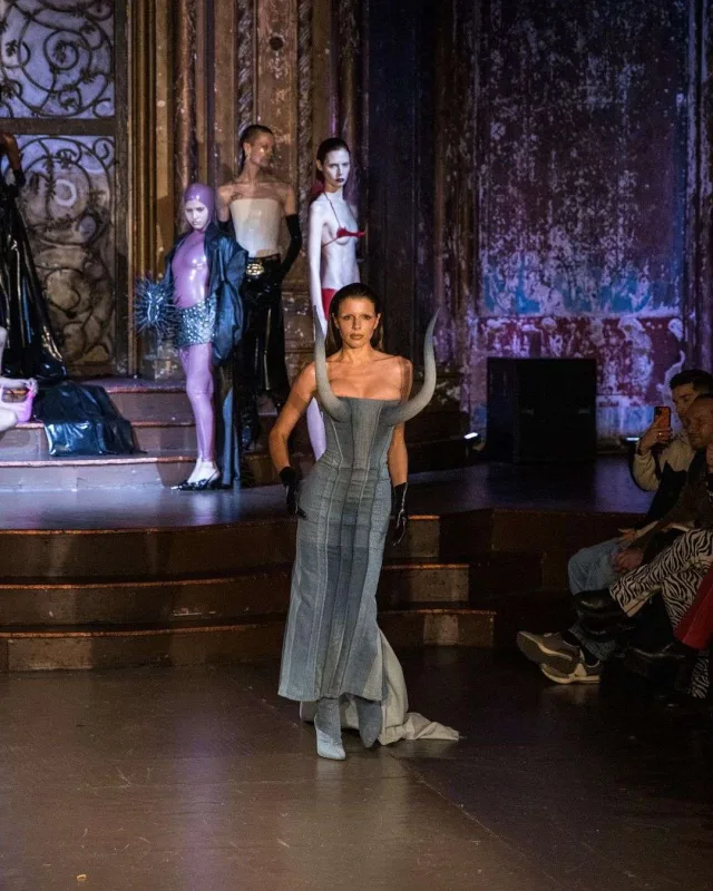 Sinə hissəsi buynuzlu libasla podiuma çıxdı