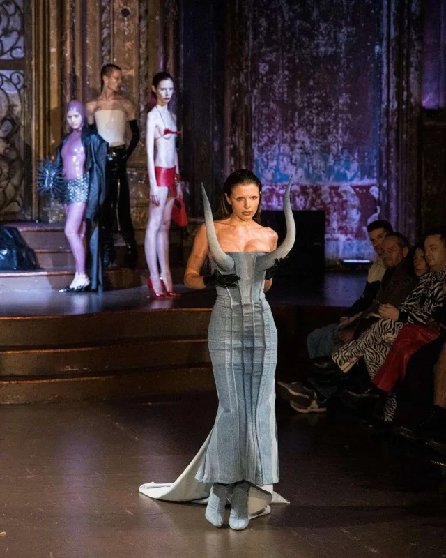 Sinə hissəsi buynuzlu libasla podiuma çıxdı