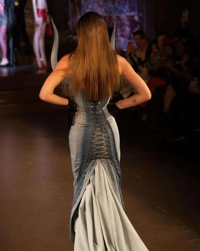 Sinə hissəsi buynuzlu libasla podiuma çıxdı