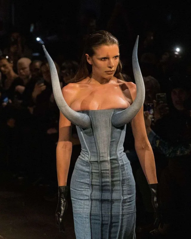 Sinə hissəsi buynuzlu libasla podiuma çıxdı