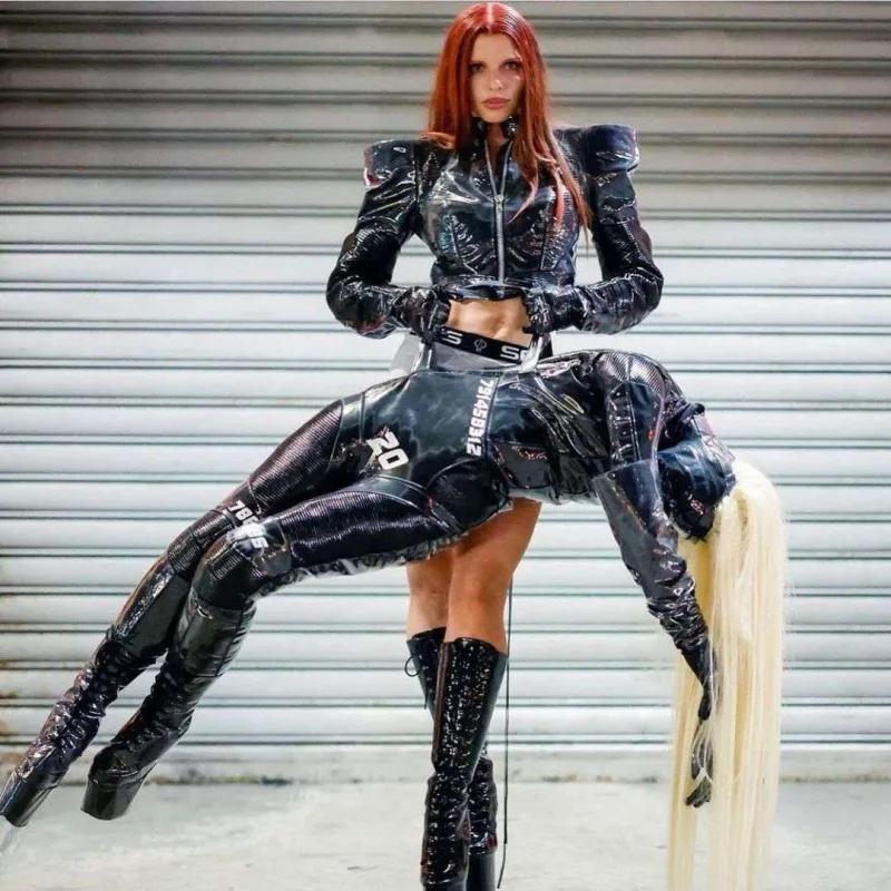 İnsan formasında çantası diqqət çəkdi