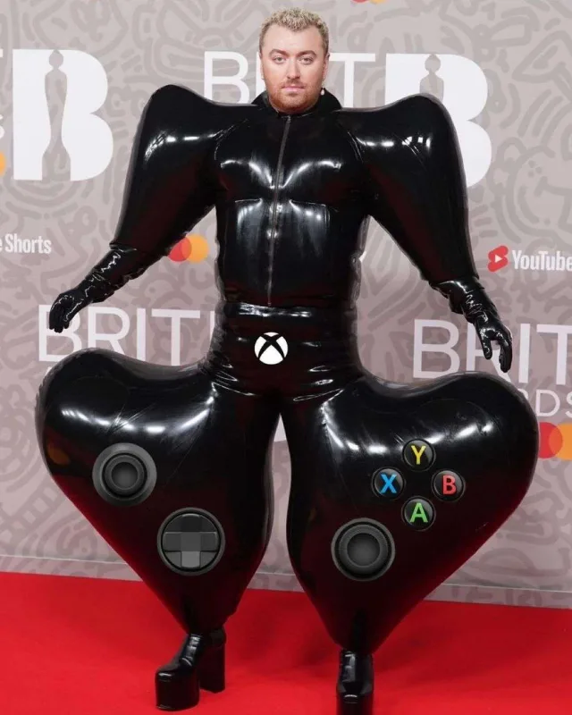 Sem Smit “caps”ləri ilə gündəmdə