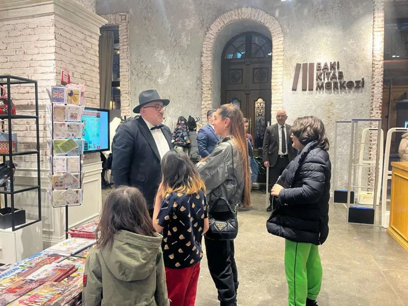 Arzu Əliyeva Əməkdar artistdən kitab aldı