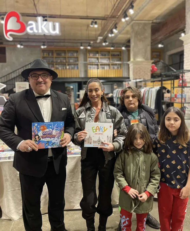 Arzu Əliyeva Əməkdar artistdən kitab aldı