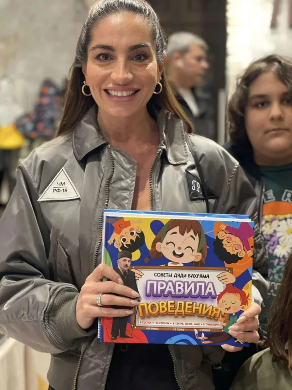 Arzu Əliyeva Əməkdar artistdən kitab aldı