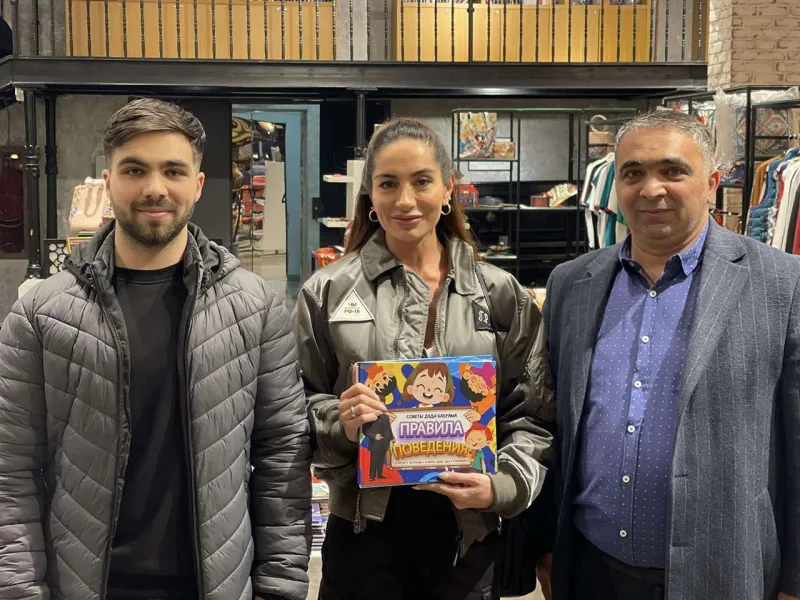 Arzu Əliyeva Əməkdar artistdən kitab aldı