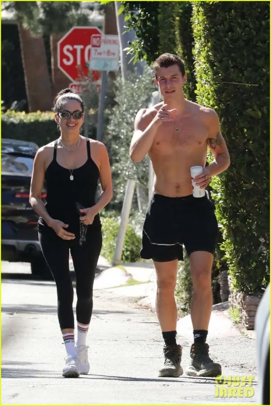 Şonla 51 yaşlı sevgilisi gəzintidə