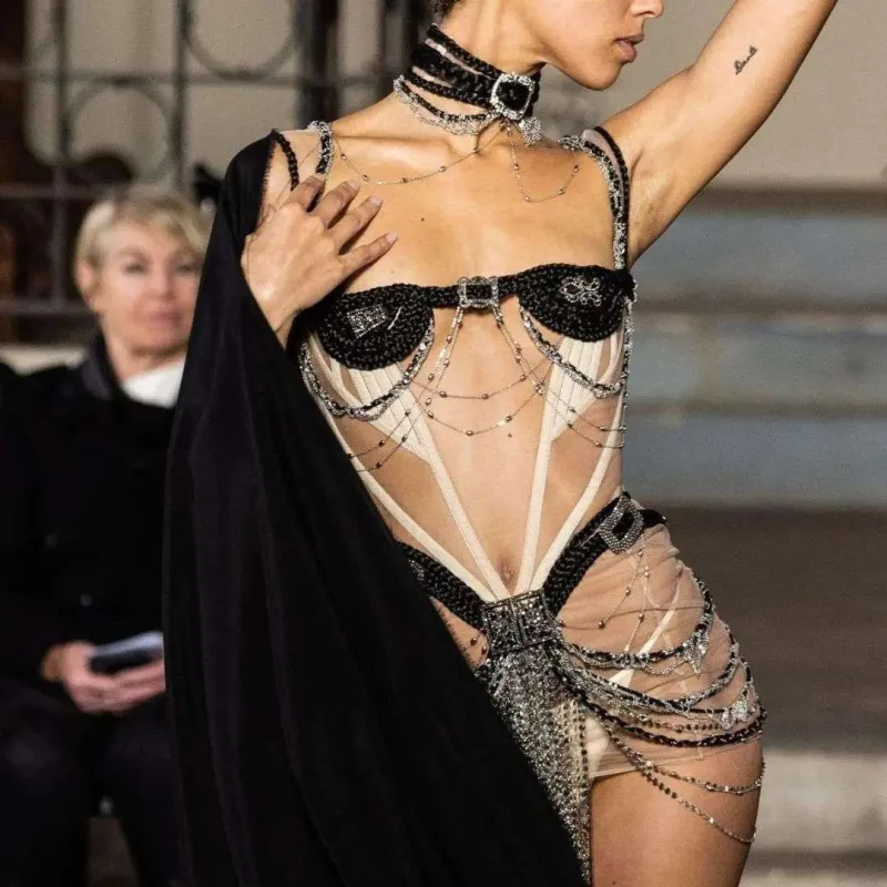 Türk dizaynerin libasları müzakirə yaratdı