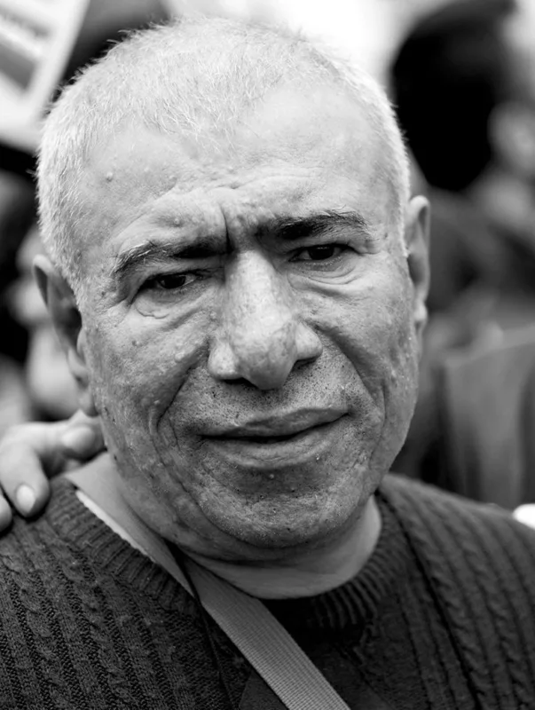 Öz təqaüdü ilə zəlzələ qurbanlarına yardım edəcək