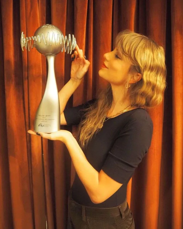 Dünyada ən çox onun mahnısı satılır