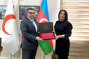 Deputat Laləyə fəxri fərmanı təqdim etdi