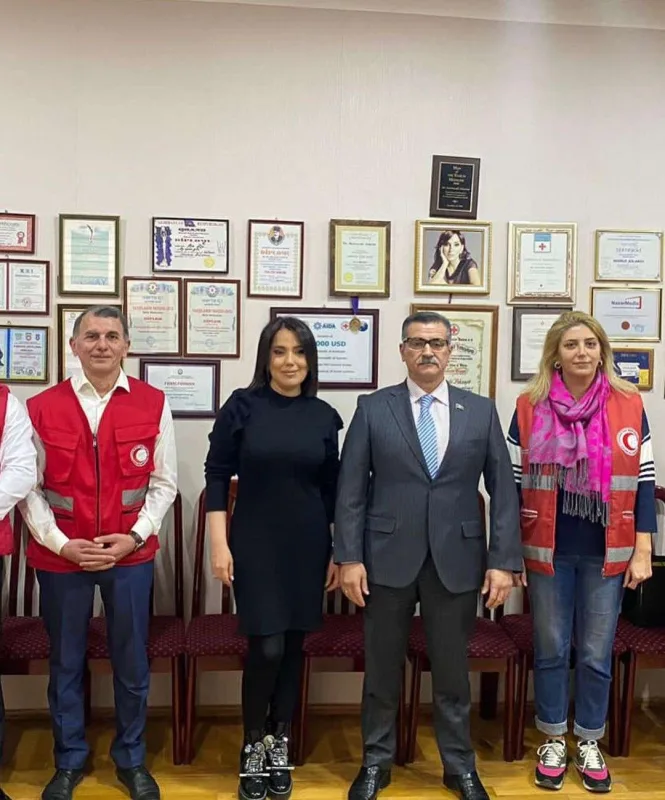 Deputat Laləyə fəxri fərmanı təqdim etdi