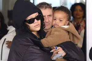 Riri oğlu ilə hava limanında