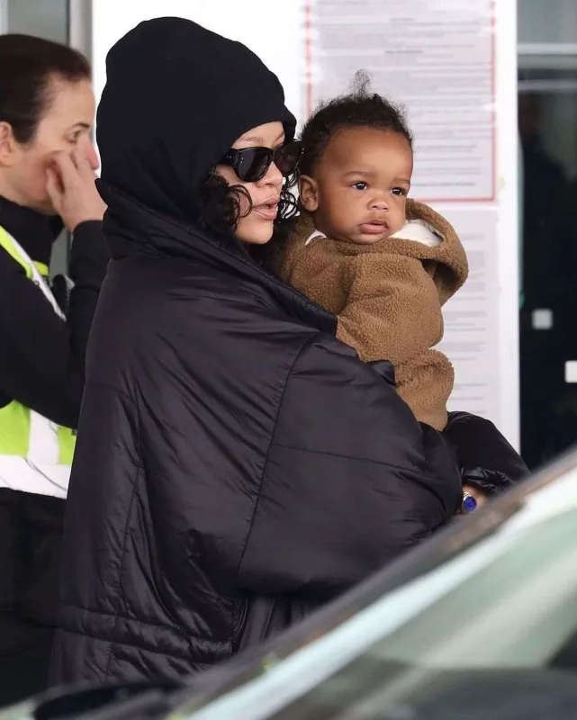 Riri oğlu ilə hava limanında