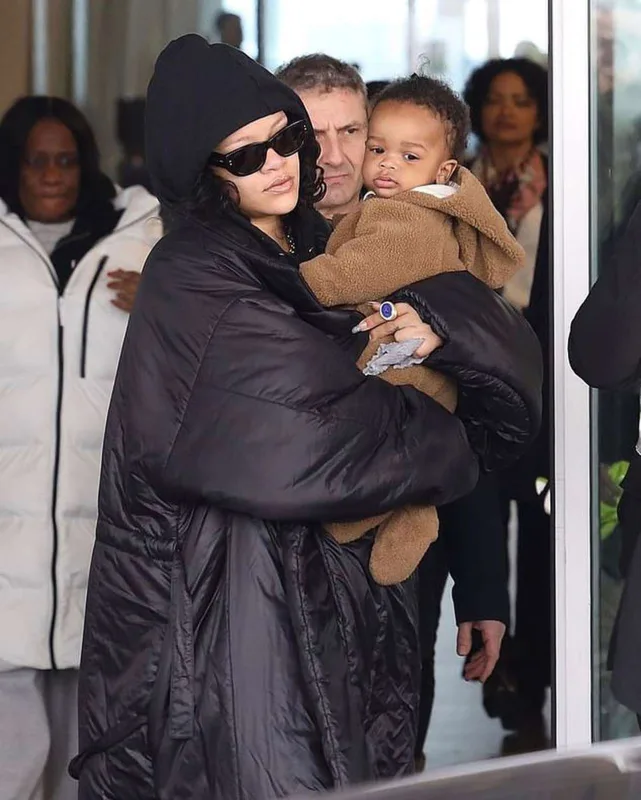 Riri oğlu ilə hava limanında