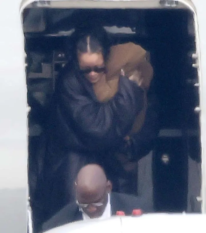 Riri oğlu ilə hava limanında