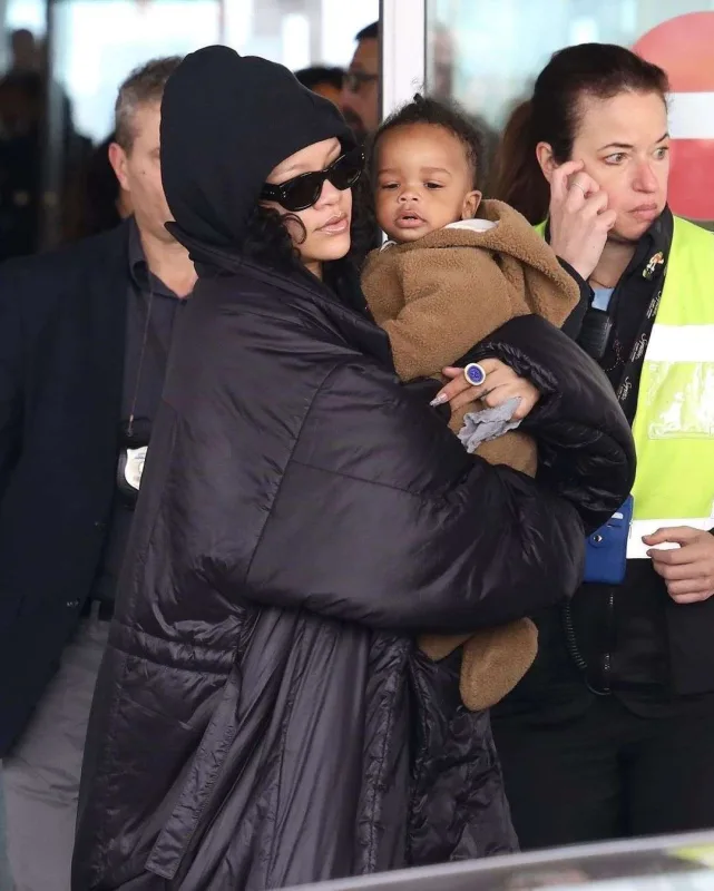 Riri oğlu ilə hava limanında