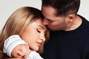 İlk dəfə oğlunun üzünü göstərdi