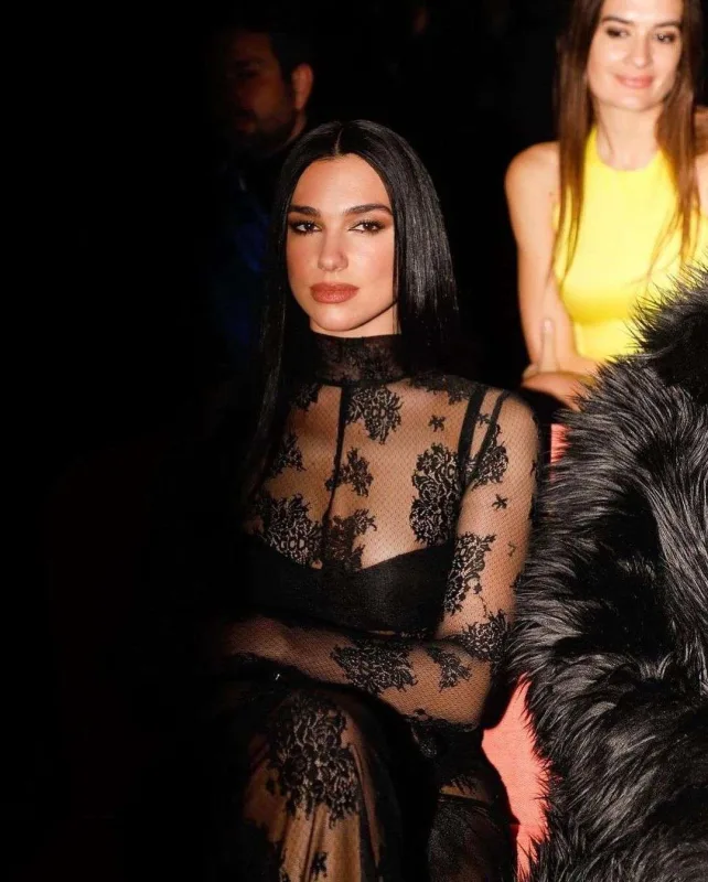 Moda gecəsinə transparan donda getdi