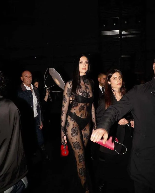 Moda gecəsinə transparan donda getdi