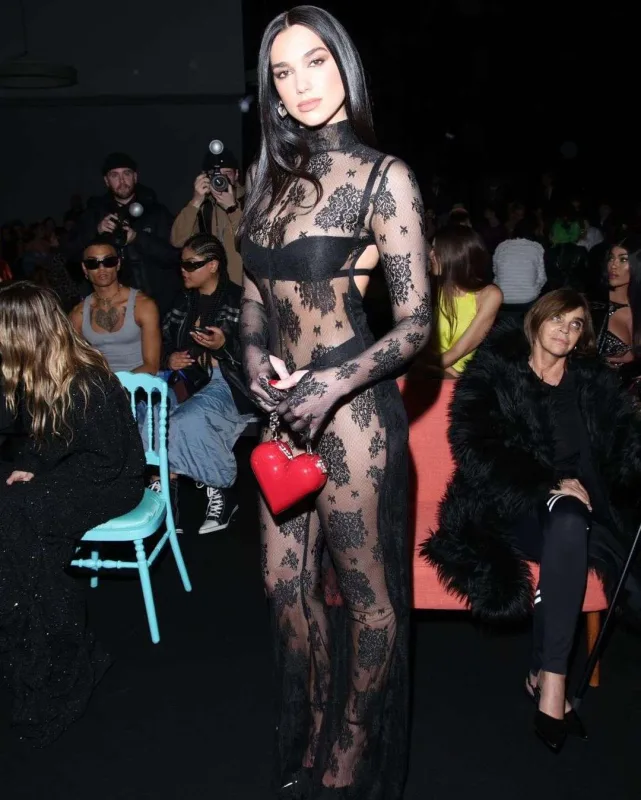 Moda gecəsinə transparan donda getdi