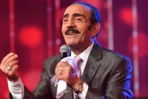 Səhnəyə çıxarkən hovuza yıxıldı - Video