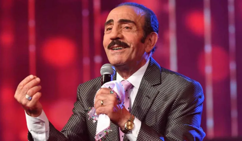 Səhnəyə çıxarkən hovuza yıxıldı - Video